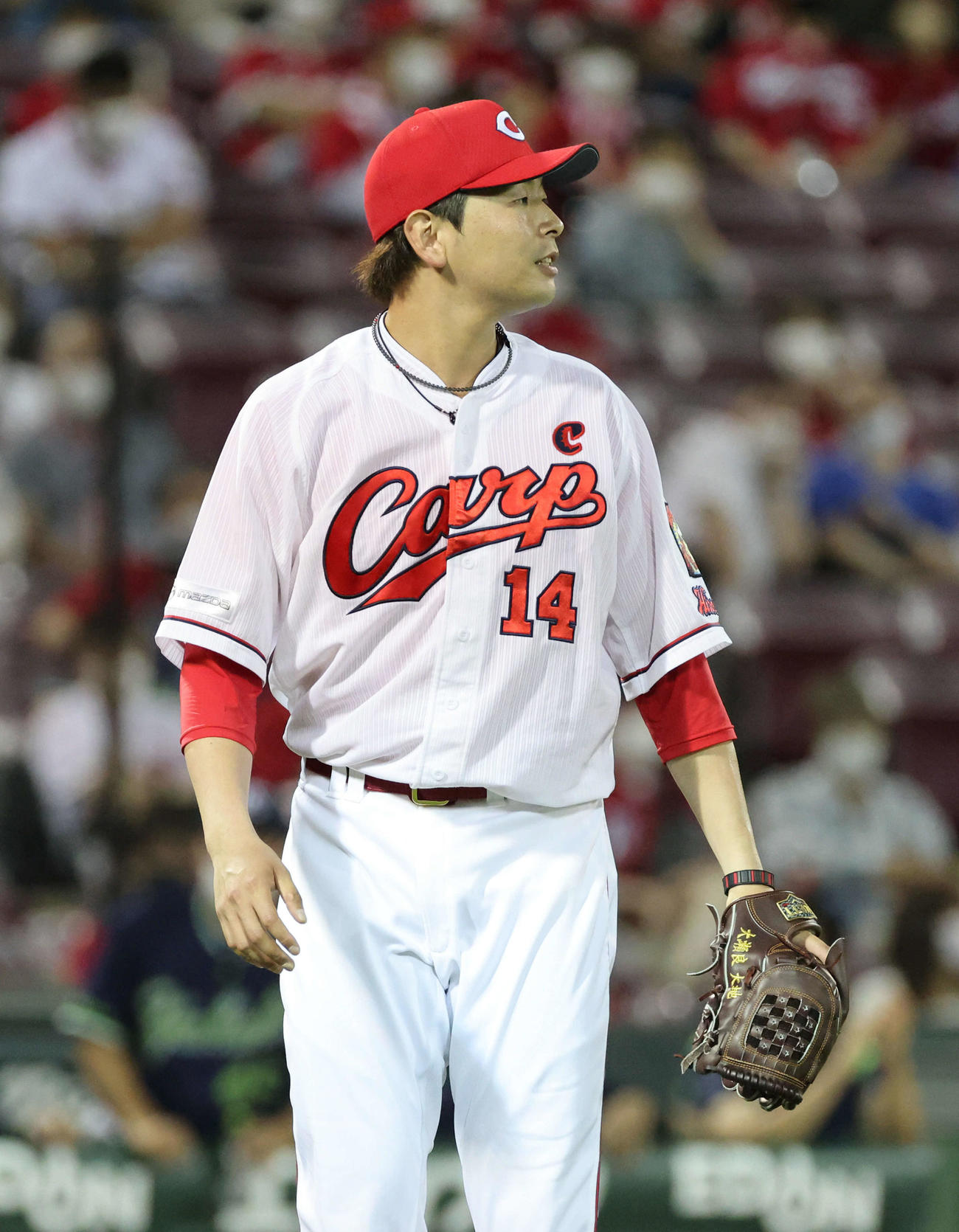 広島対ヤクルト　6回表ヤクルト1死二、三塁、田口にスクイズバントを決められた大瀬良（撮影・加藤孝規）