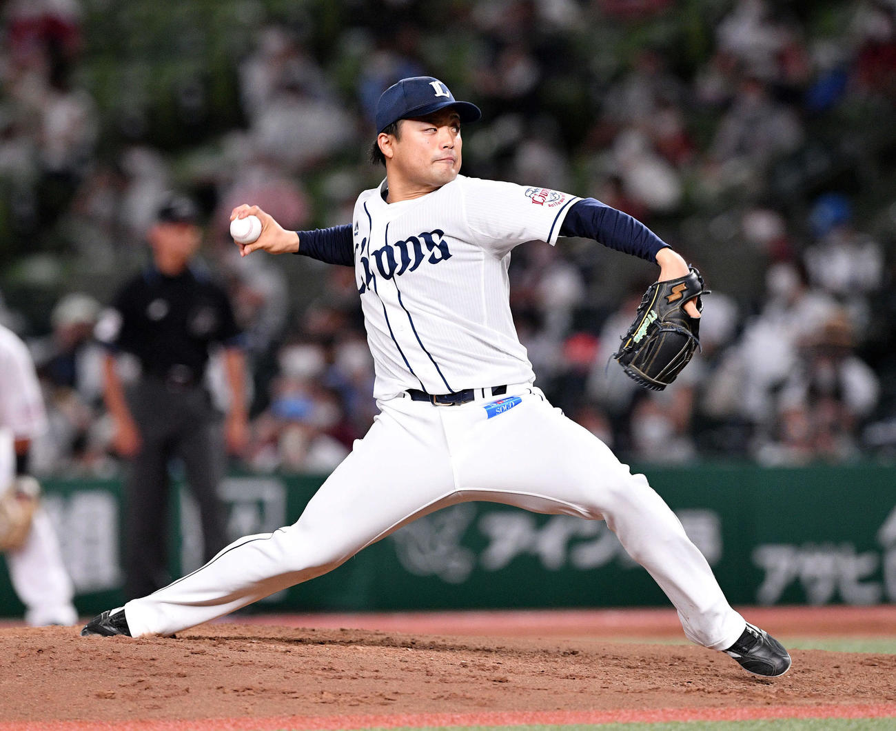 西武対楽天　8回、力投を続ける西武先発の松本（撮影・滝沢徹郎）