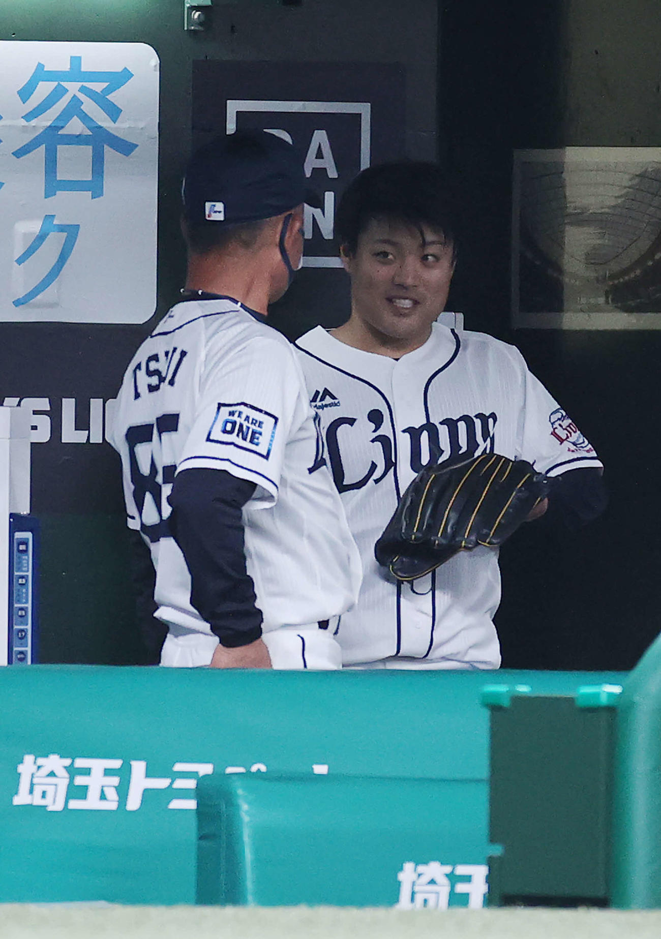西武対楽天　8回表を無失点に抑えた松本（右）はベンチに戻り辻監督と言葉を交わす（撮影・河野匠）