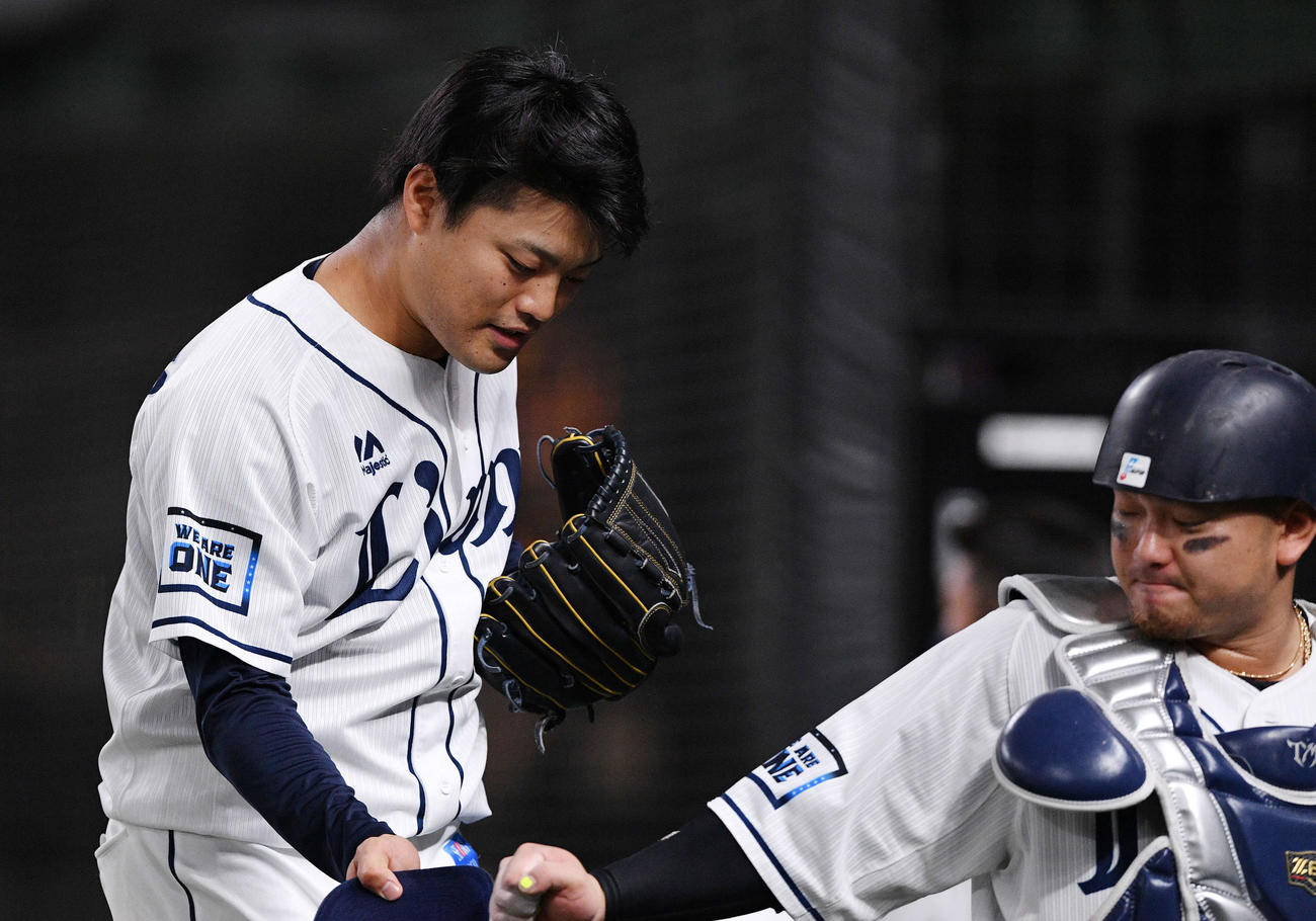 西武対楽天　8回を投げ終えた西武松本（左）は森とタッチを交わす（撮影・滝沢徹郎）