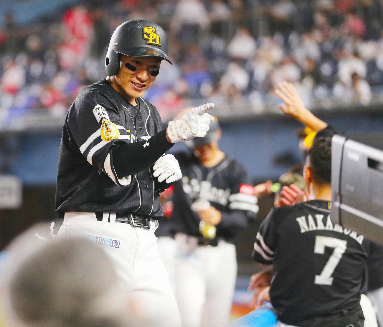 ロッテ対ソフトバンク　7回表ソフトバンク2死二塁、右越え2点本塁打を放ち、中継カメラを指さす柳田（撮影・野上伸悟）