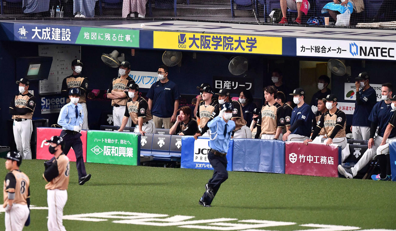 オリックス対日本ハム　オリックスに敗れ沈み込む栗山監督（左）ら日本ハムベンチ（撮影・上田博志）