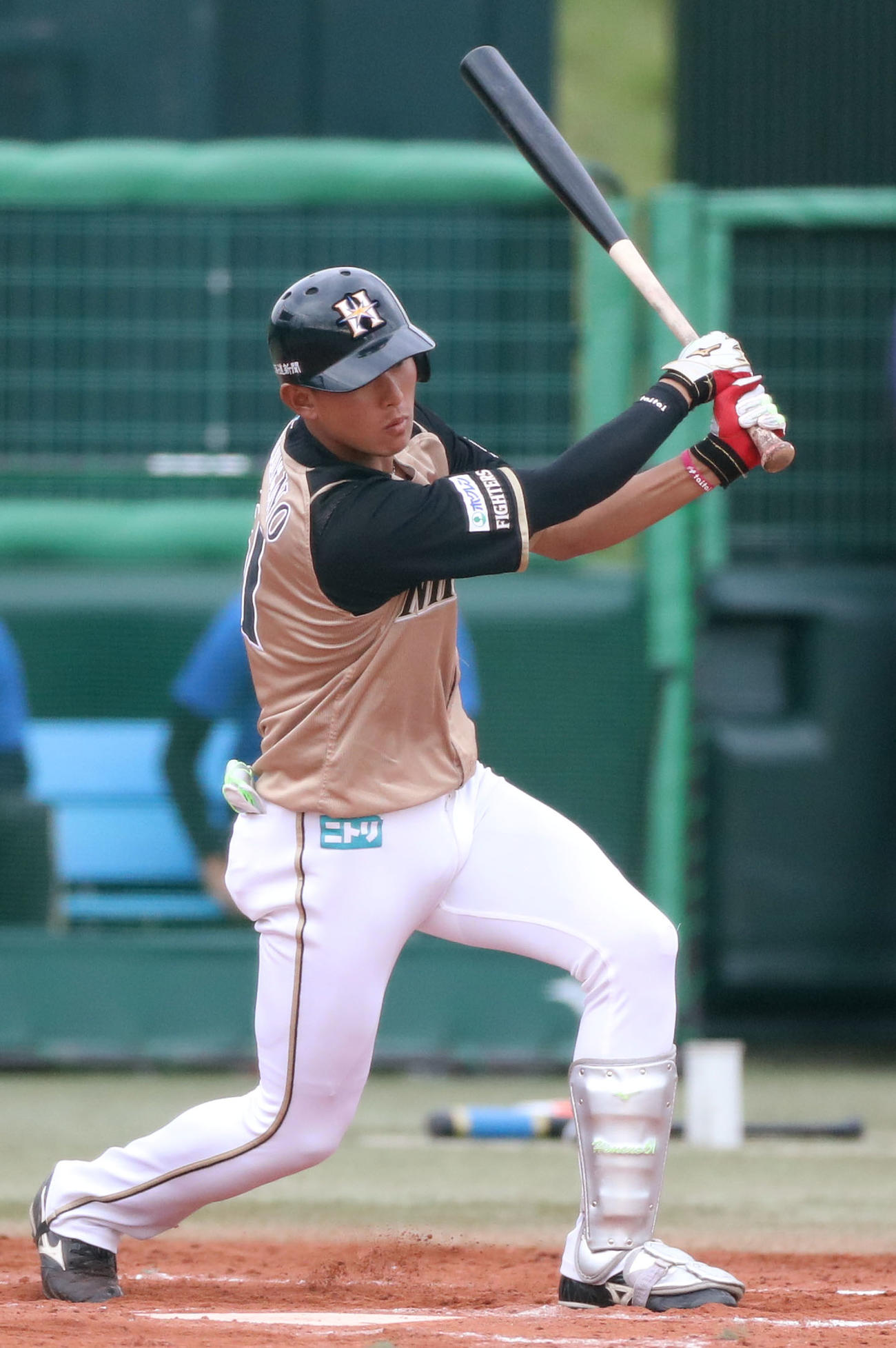 練習試合で適時打を放つ姫野（20年3月撮影）
