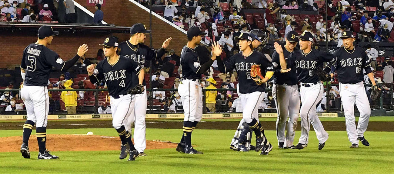 楽天対オリックス　楽天に競り勝ち、首位となったオリックス（撮影・たえ見朱実）