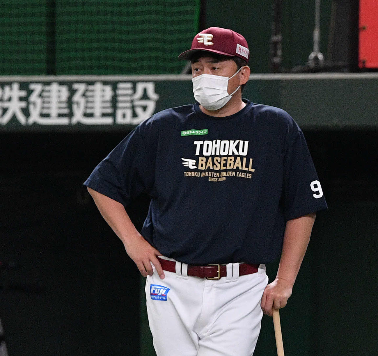 西武対楽天　試合前練習を見つめる楽天石井GM兼監督（撮影・滝沢徹郎）