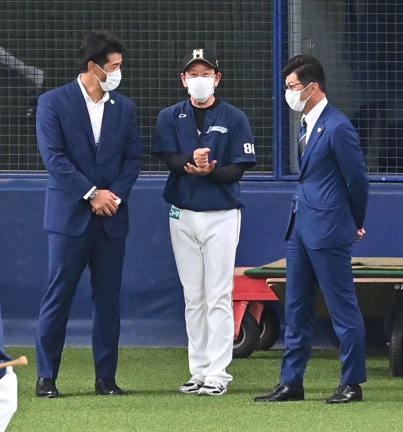 京セラドーム大阪を訪れた侍ジャパン稲葉監督（左）と建山コーチ（右）と話す日本ハム栗山監督（撮影・上田博志）