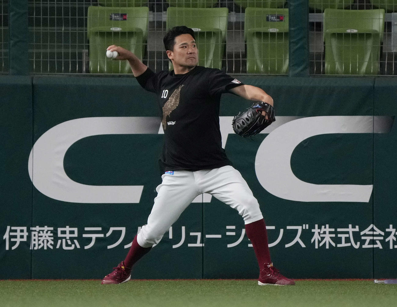 試合前練習でキャッチボールする楽天田中将（撮影・河野匠）