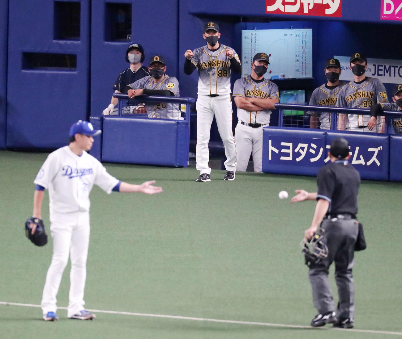中日対阪神　2回表阪神1死、矢野燿大監督は佐藤輝明の打球についてリクエストする（撮影・加藤哉）