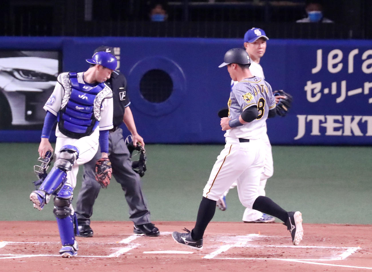 中日対阪神　2回表阪神1死一、二塁、二塁走者佐藤輝明は糸原健斗の右前適時打で生還（撮影・加藤哉）
