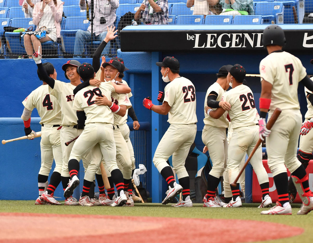 入れ替え戦、日大対立正大　8回表日大2死二塁、代打若宮の右越え同点三塁打にナインは大喜び（撮影・柴田隆二）