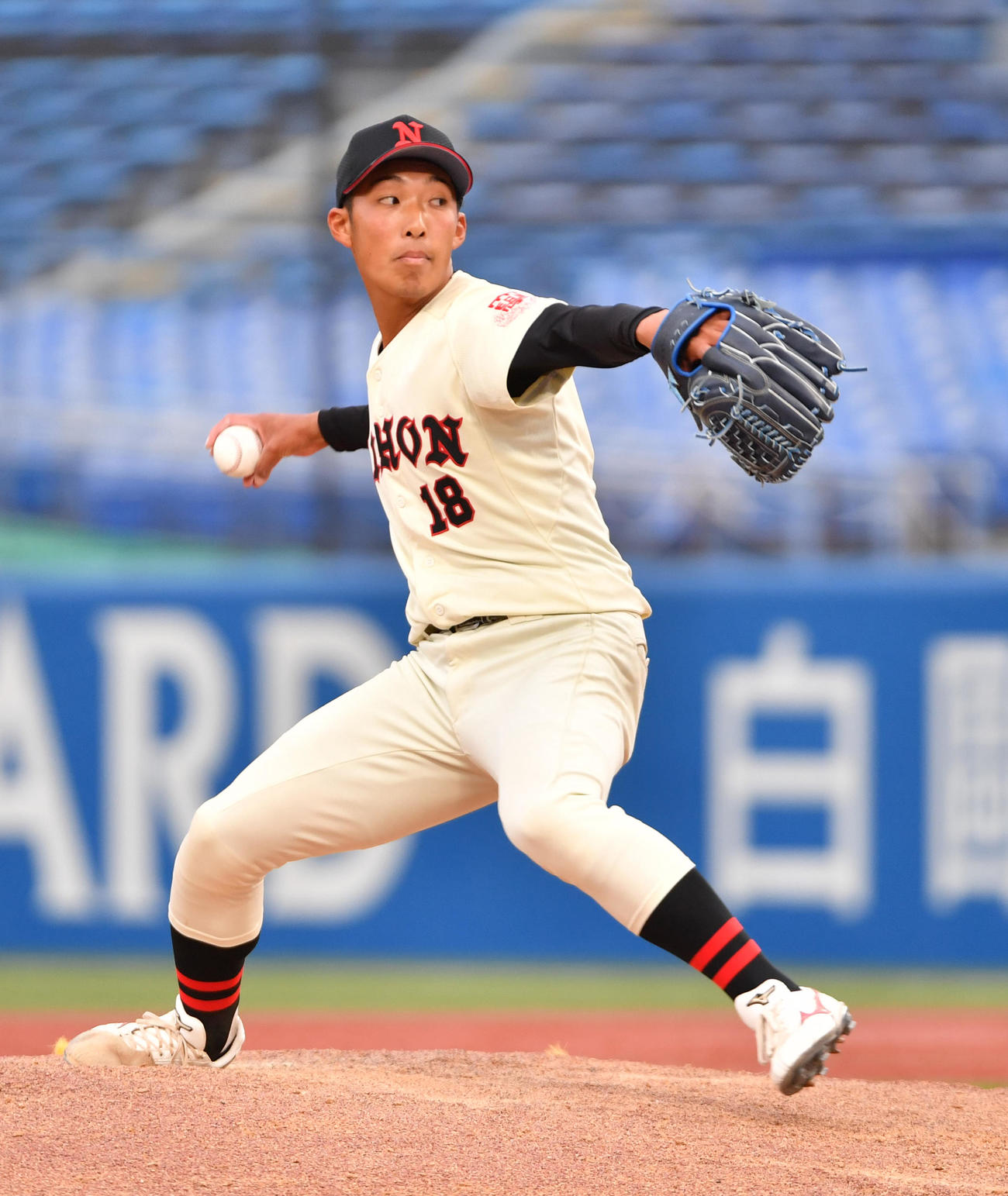 入れ替え戦、日大対立正大　延長12回途中から登板した日大・赤星（撮影・柴田隆二）