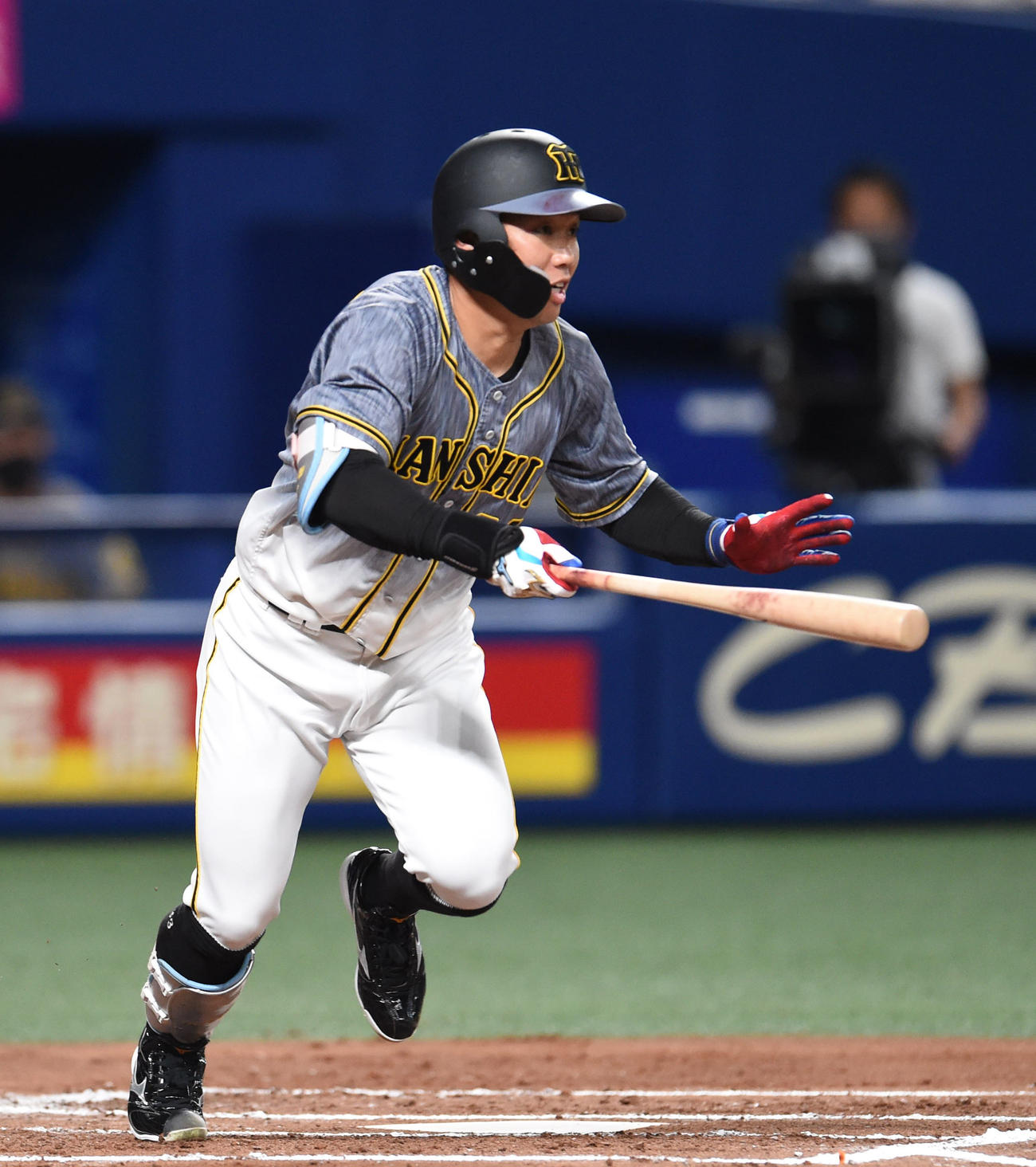 中日対阪神　2回表阪神1死一、二塁、右前適時打を放つ糸原健斗（撮影・森本幸一）