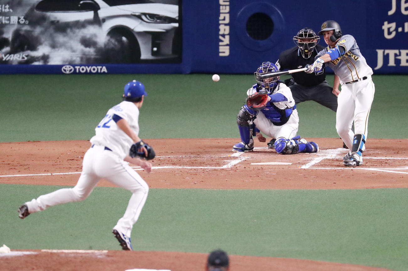 中日対阪神　2回表阪神1死一、三塁、梅野隆太郎は中前適時打を放つ。投手は大野雄大（撮影・加藤哉）
