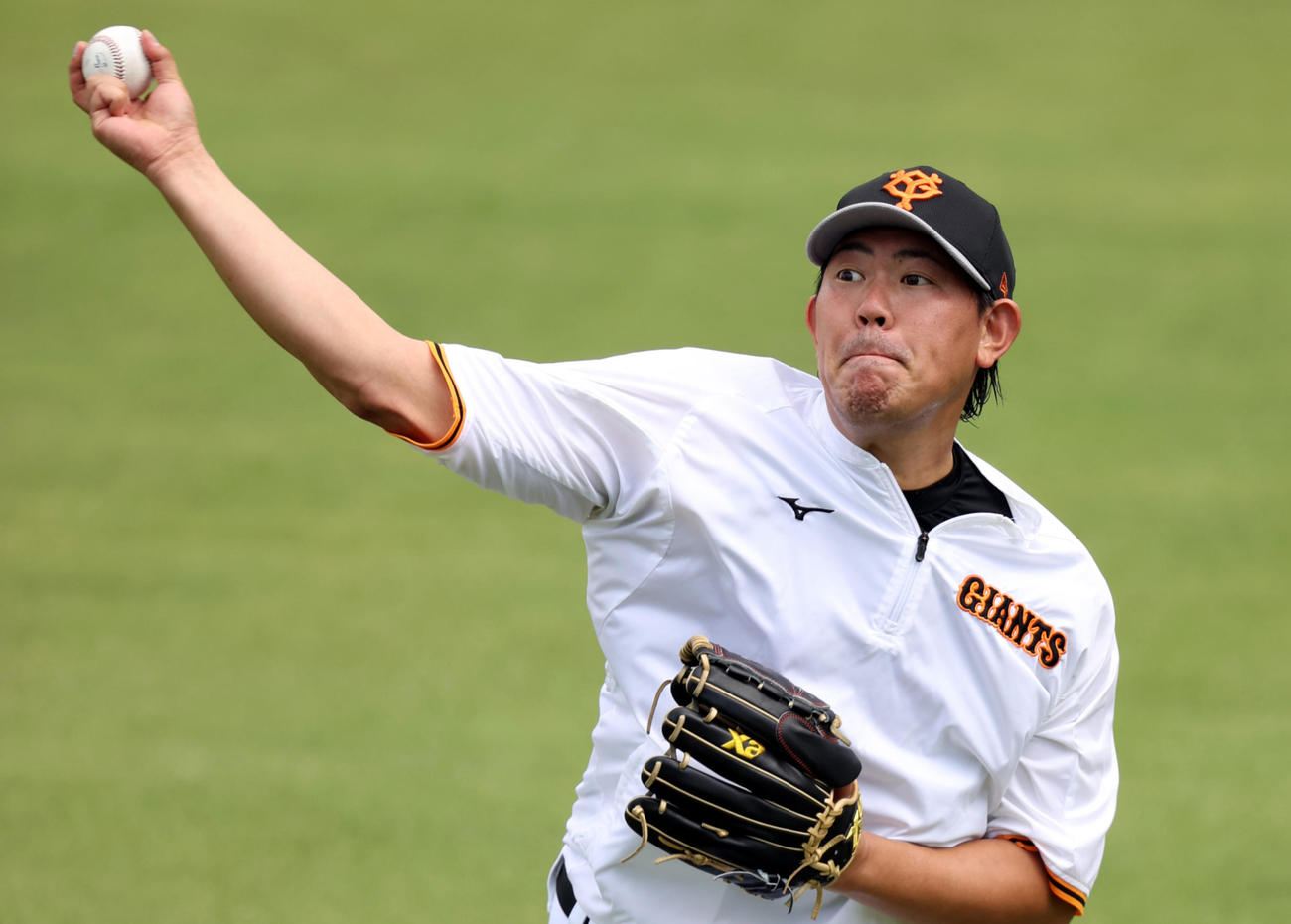 巨人対DeNA　試合前の練習でキャッチボールをする巨人山口（撮影・狩俣裕三）
