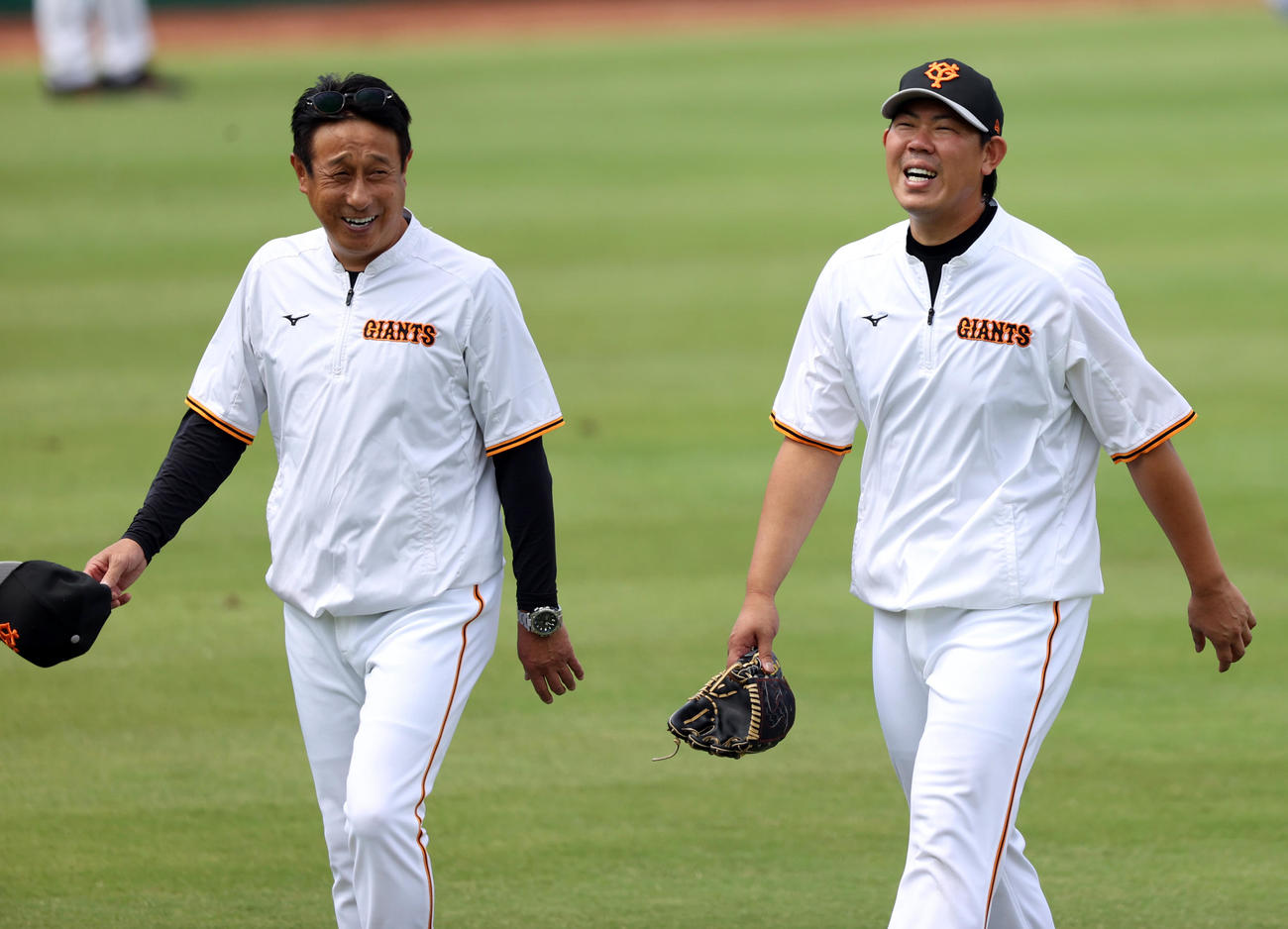 巨人対DeNA　試合前、宮本投手総合コーチ（左）と談笑する山口（撮影・狩俣裕三）