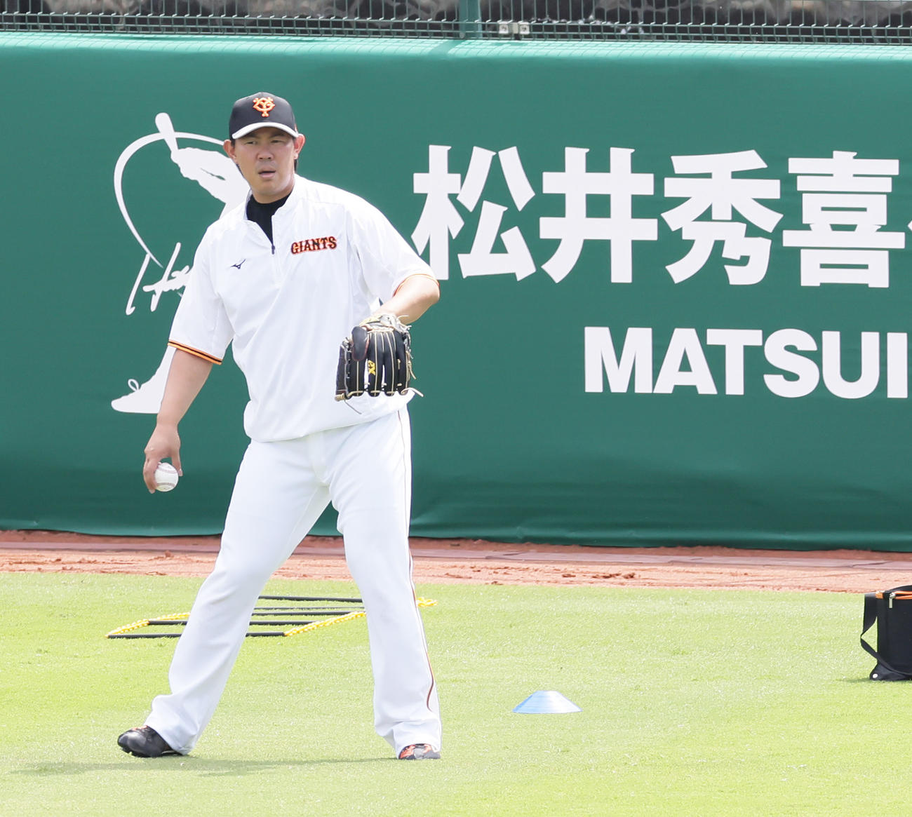 試合前、キャッチボールで調整する巨人山口（撮影・足立雅史）