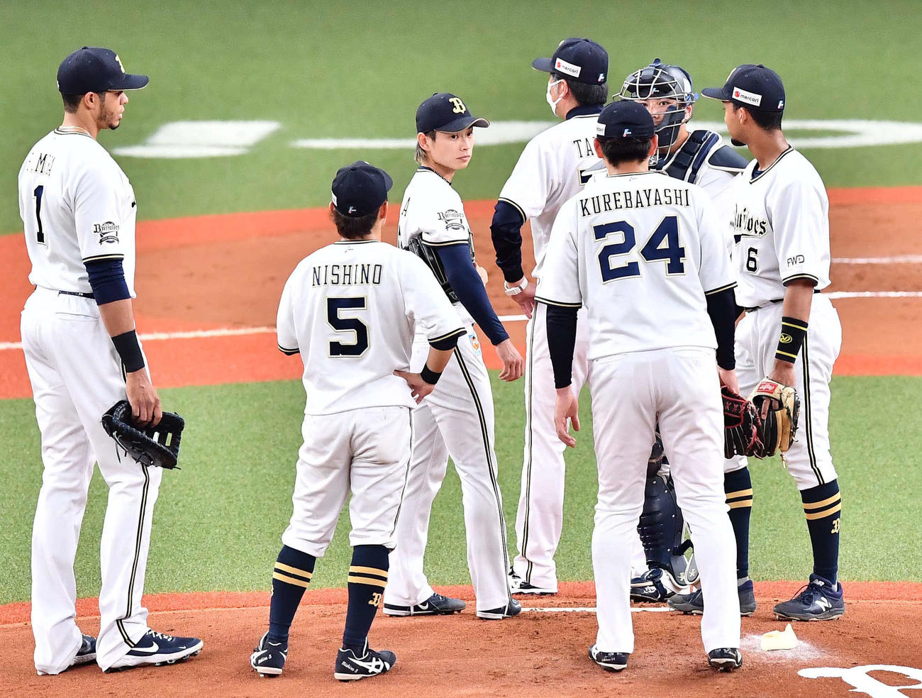オリックス対日本ハム　1回表日本ハム1死満塁、先発山岡（左から3人目）は押し出し四球で先制点を与え降板する（撮影・上田博志）