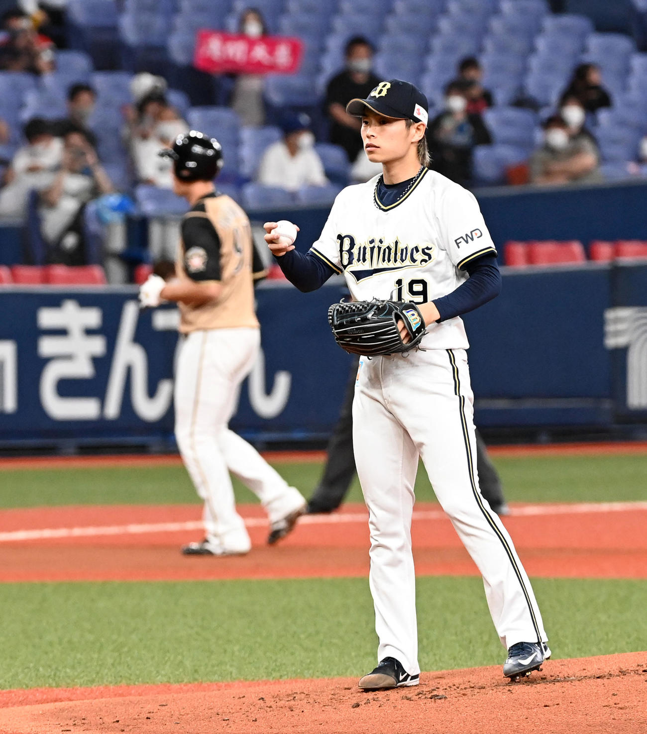 オリックス対日本ハム　1回表日本ハム1死満塁、王柏融に押し出しの四球を与えがっくりする山岡（撮影・前岡正明）