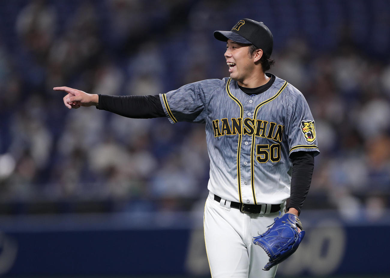 中日対阪神　6回裏中日1死一、三塁、高橋周を遊ゴロ併殺に仕留め、笑顔で内野陣を指さしベンチへ戻る青柳（撮影・前田充）