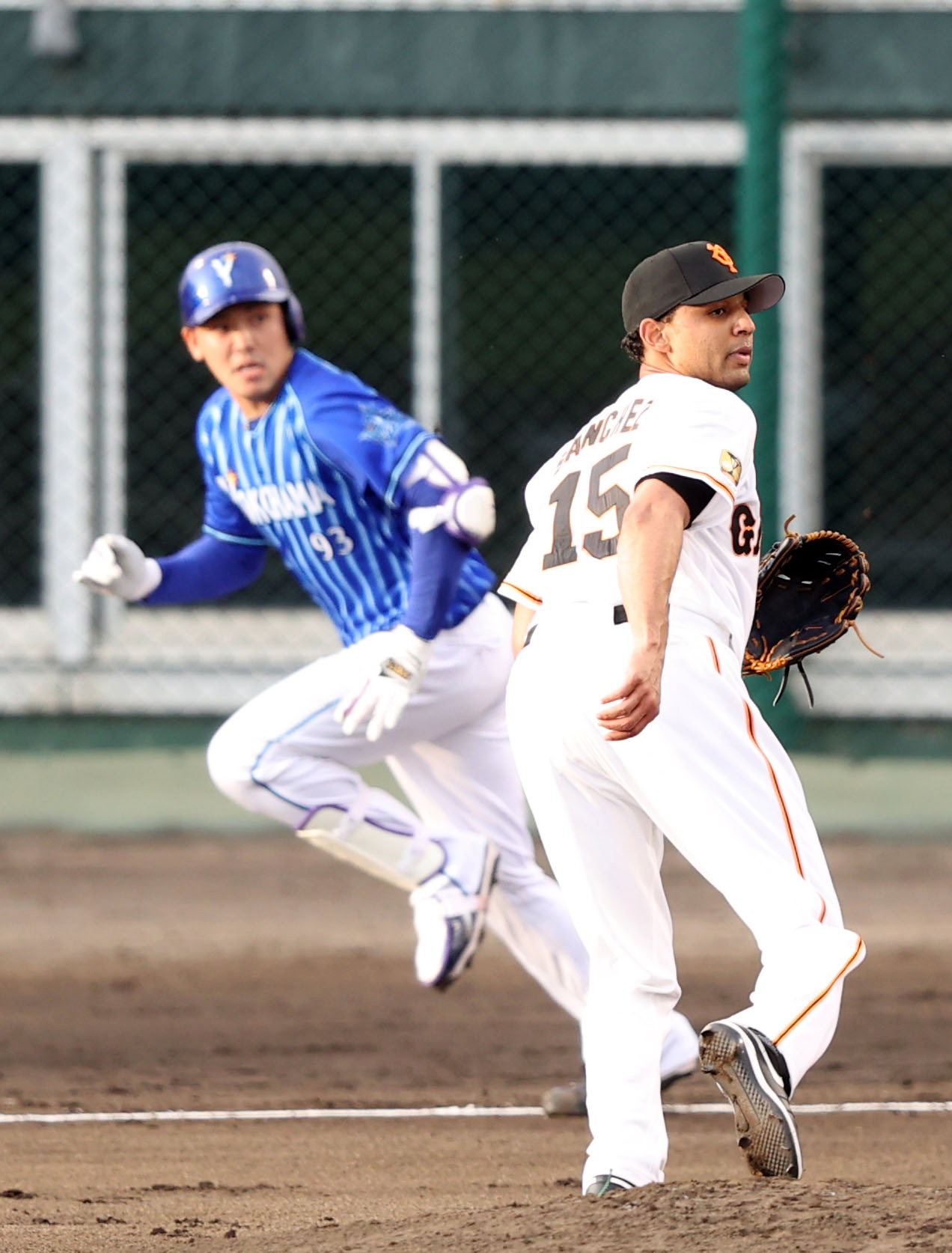 巨人対DeNA 2回表DeNA2死一、二塁、中川に先制適時打を打たれるサンチェス（撮影・狩俣裕三）
