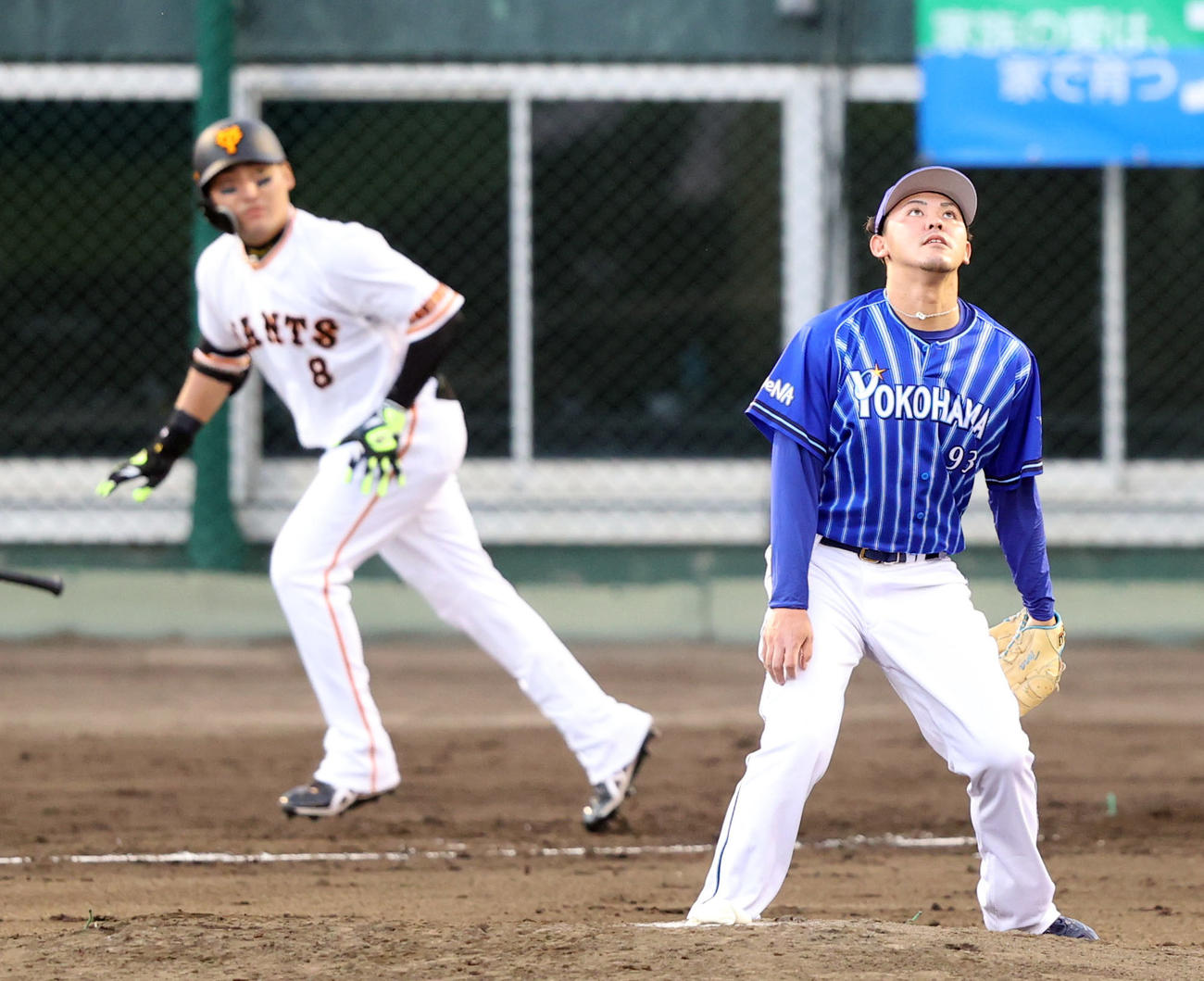 巨人対DeNA 3回裏巨人2死一、三塁、丸に3点本塁打を打たれる中川（撮影・狩俣裕三）