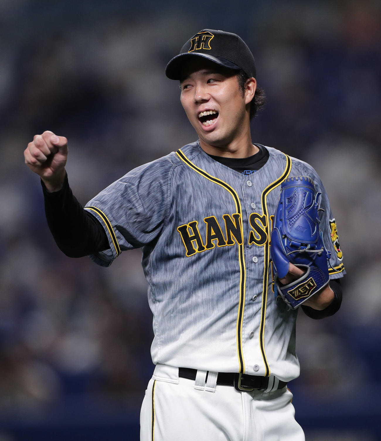 中日対阪神　6回裏中日1死一、三塁、青柳は高橋周を遊ゴロ併殺打に仕留め、笑顔でガッツポーズ（撮影・前田充）