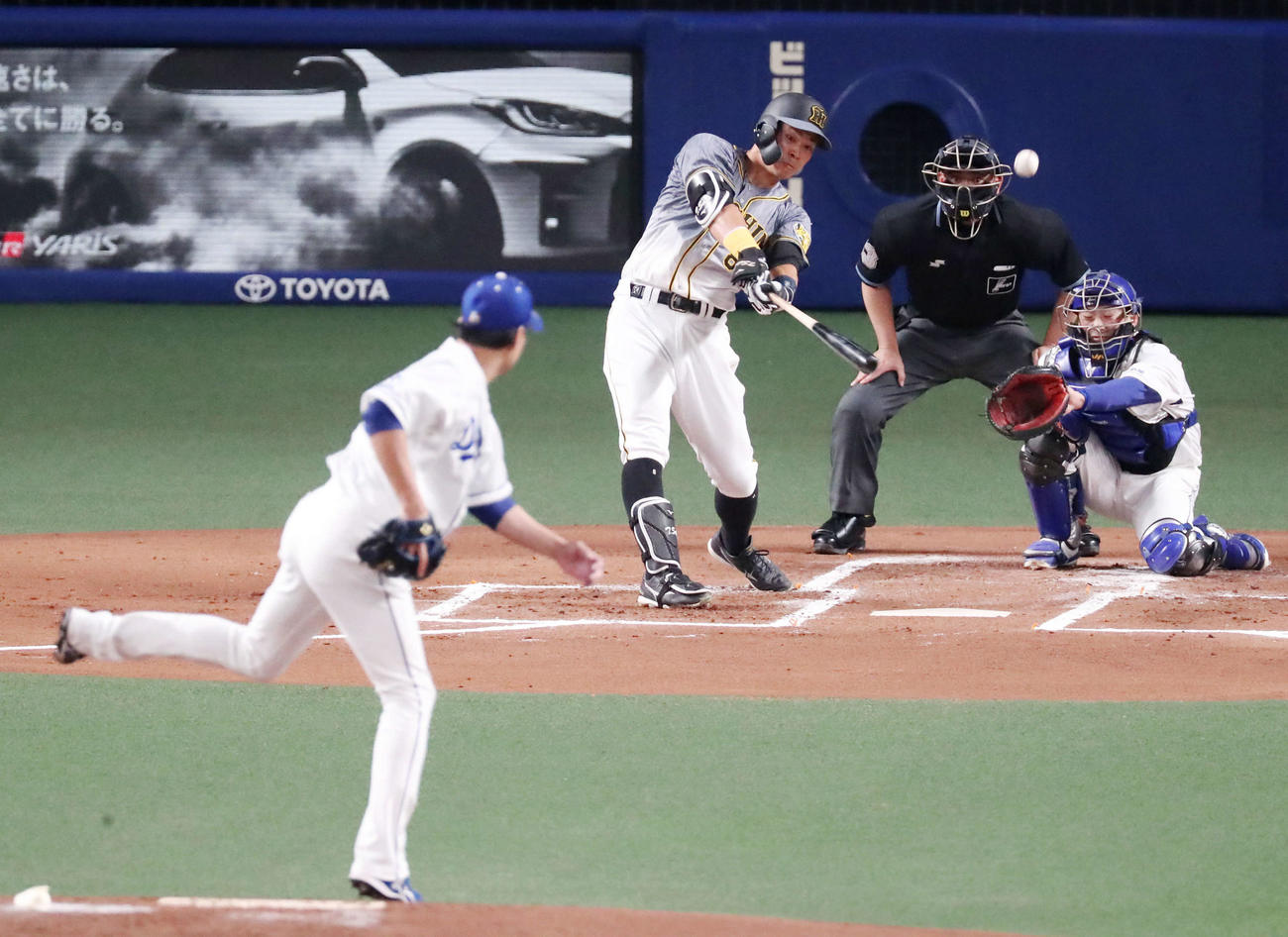 中日対阪神　2回表阪神1死、左越え二塁打を放つ佐藤輝。投手大野雄（撮影・加藤哉）