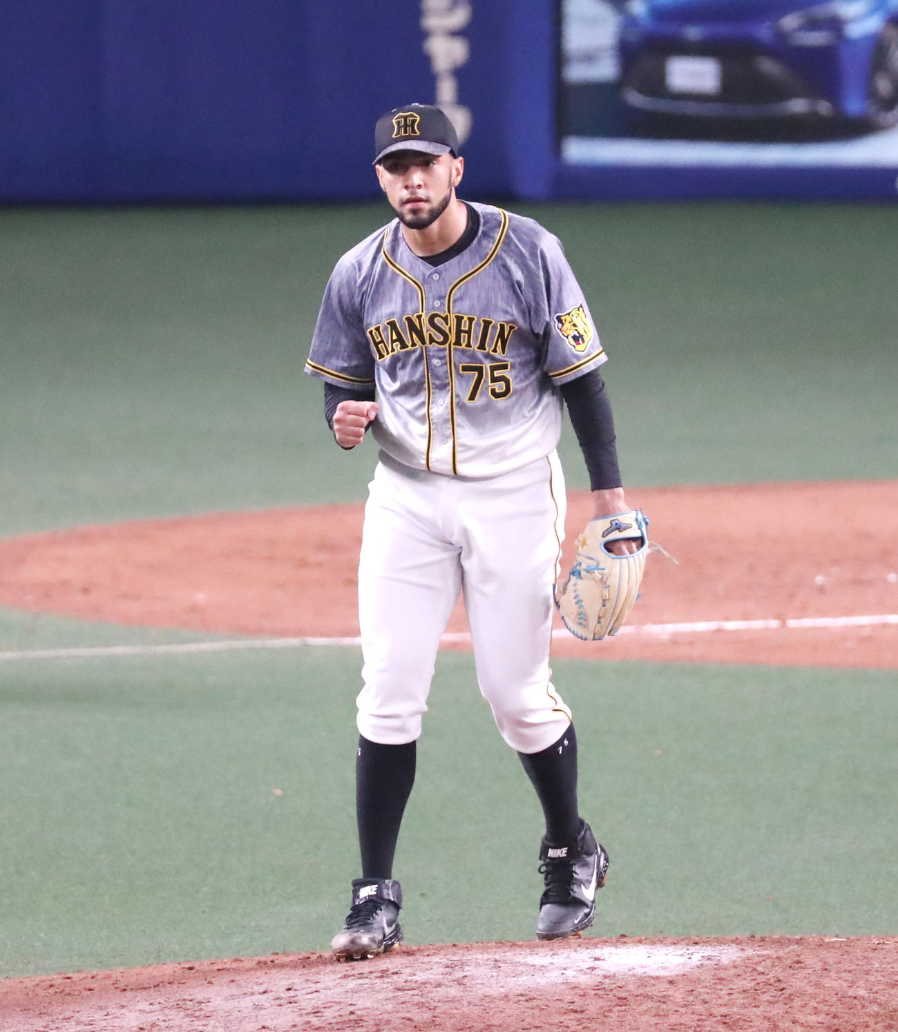 中日対阪神　9回裏中日2死、スアレスはビシエドを遊ゴロに打ち取りマウンドでガッツポーズを見せる（撮影・加藤哉）