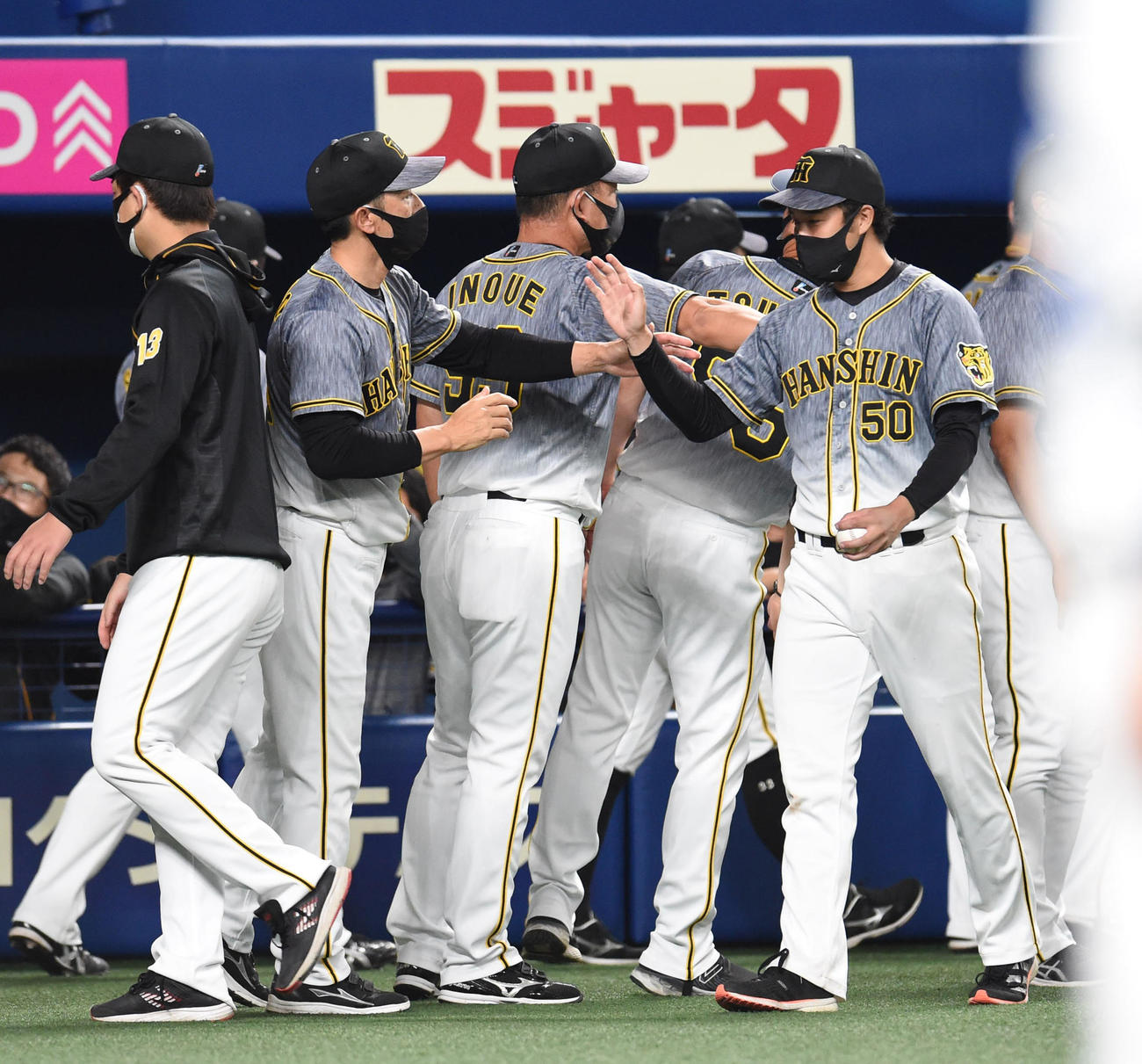 中日対阪神　試合終了、青柳晃洋（右）を迎える矢野燿大監督（左から2人目）（撮影・森本幸一）＝2021年6月22日、バンテリンドームナゴヤ