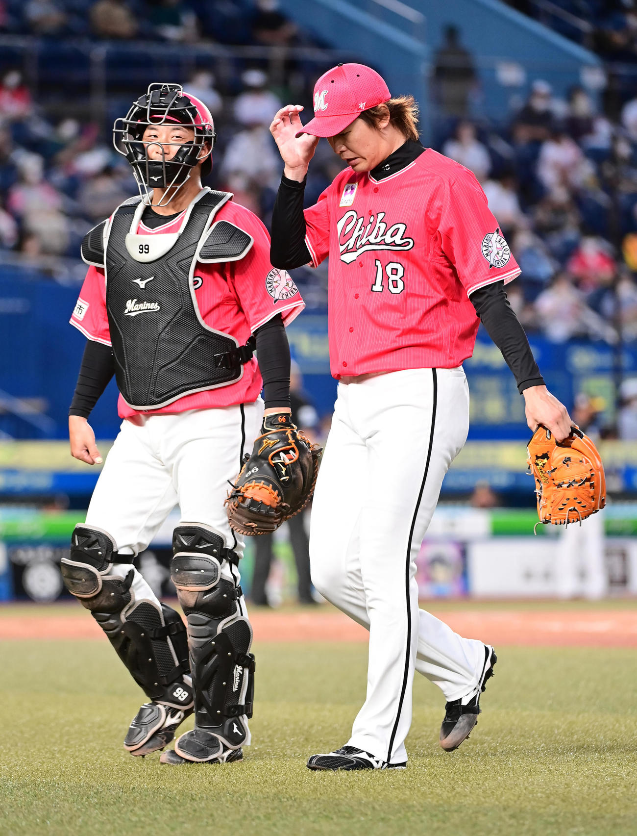 ロッテ対ソフトバンク　5回の投球を終えベンチへ引き揚げるロッテ柿沼（左）と先発の二木（撮影・小沢裕）