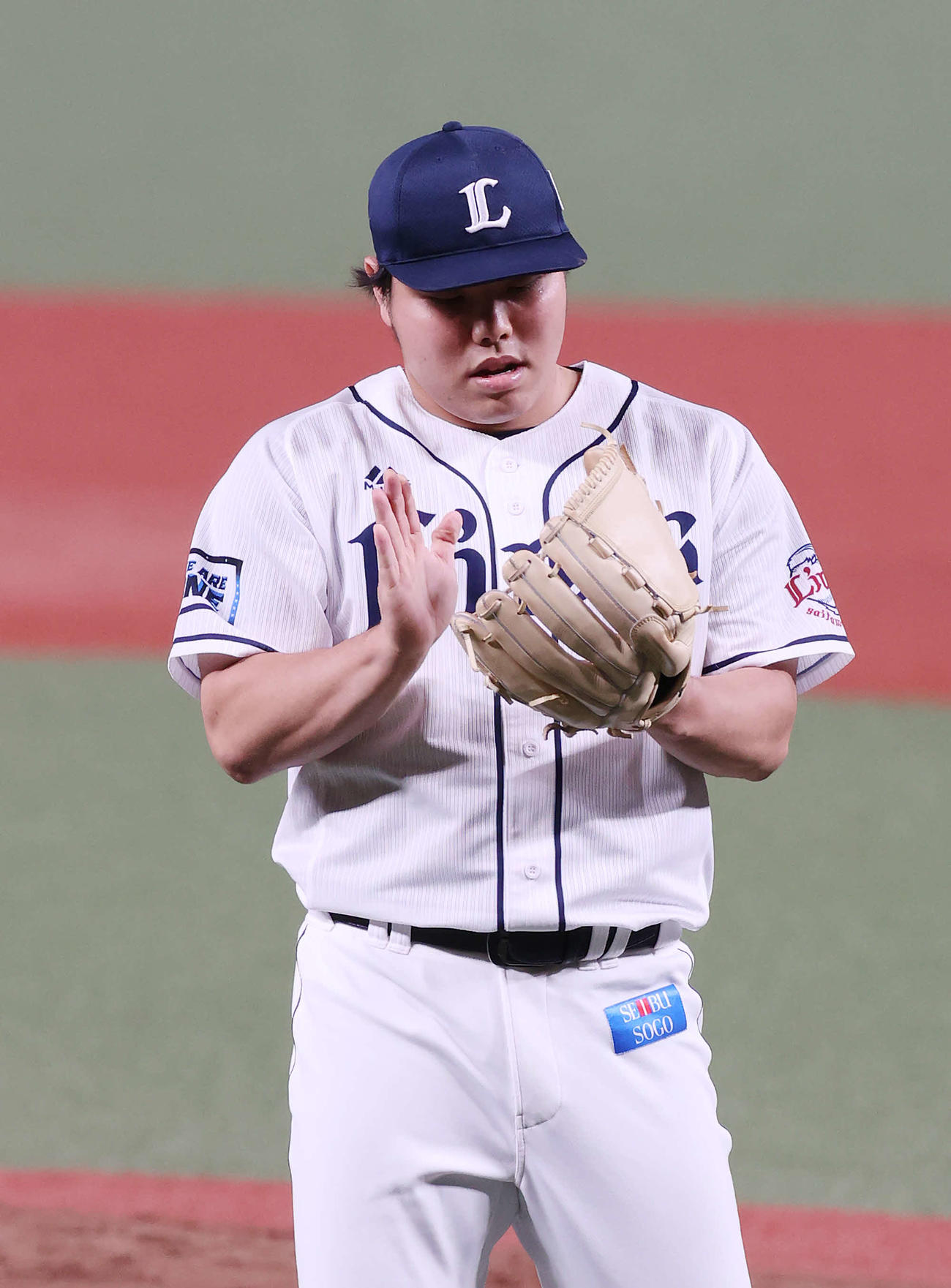 西武対楽天　9回表楽天2死一、三塁、岡島を一ゴロに仕留め、パ・リーグ新記録となる35試合連続無失点を達成しグラブをたたく平良（撮影・河野匠）