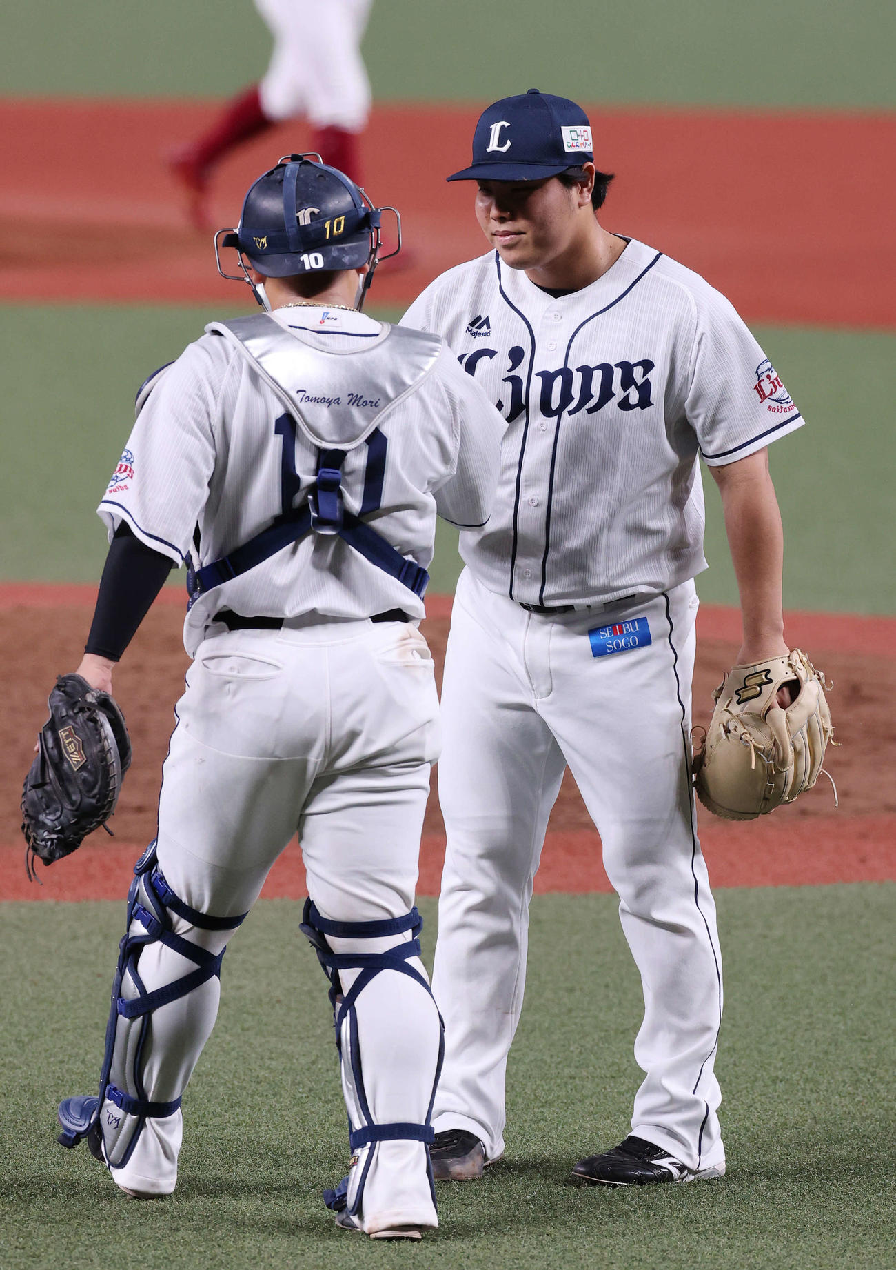 西武対楽天　9回表楽天2死一、三塁、岡島を一ゴロに仕留め、パ・リーグ新記録となる35試合連続無失点を達成した平良（右）は森と喜び合う（撮影・河野匠）