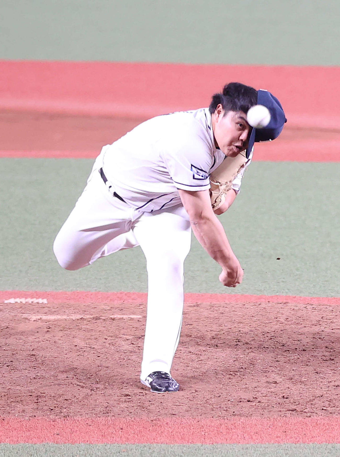 西武対楽天　9回表楽天無死、浅村に対して帽子を落としながら力投する平良（撮影・河野匠）