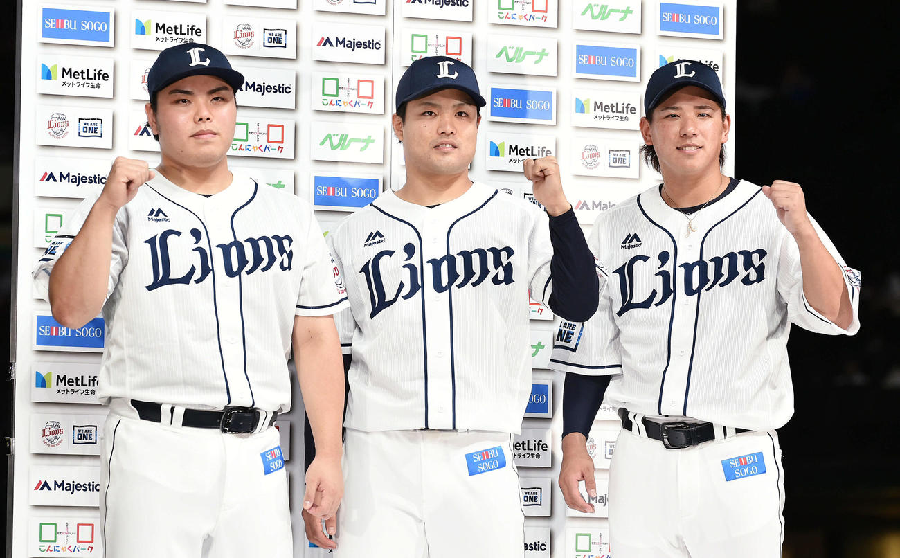 西武対楽天　ヒーローインタビューを終えポーズを決める、左から西武平良、松本、愛斗（撮影・滝沢徹郎）