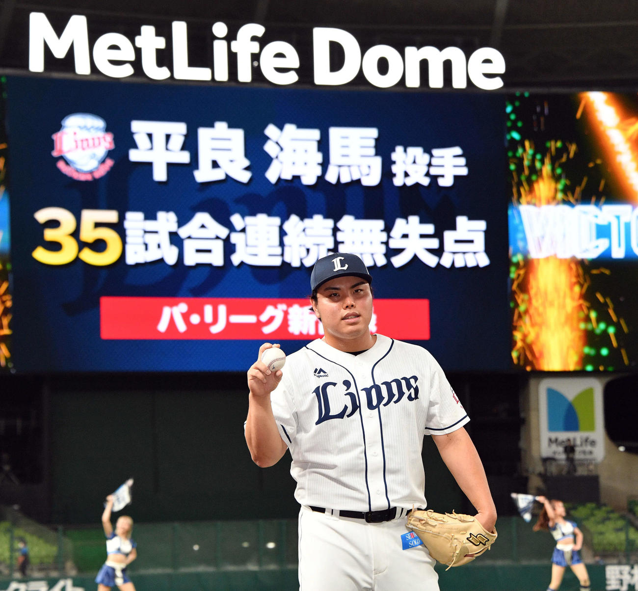 試合後、リーグ新記録の35試合連続無失点を達成し記念撮影する西武平良（撮影・滝沢徹郎）