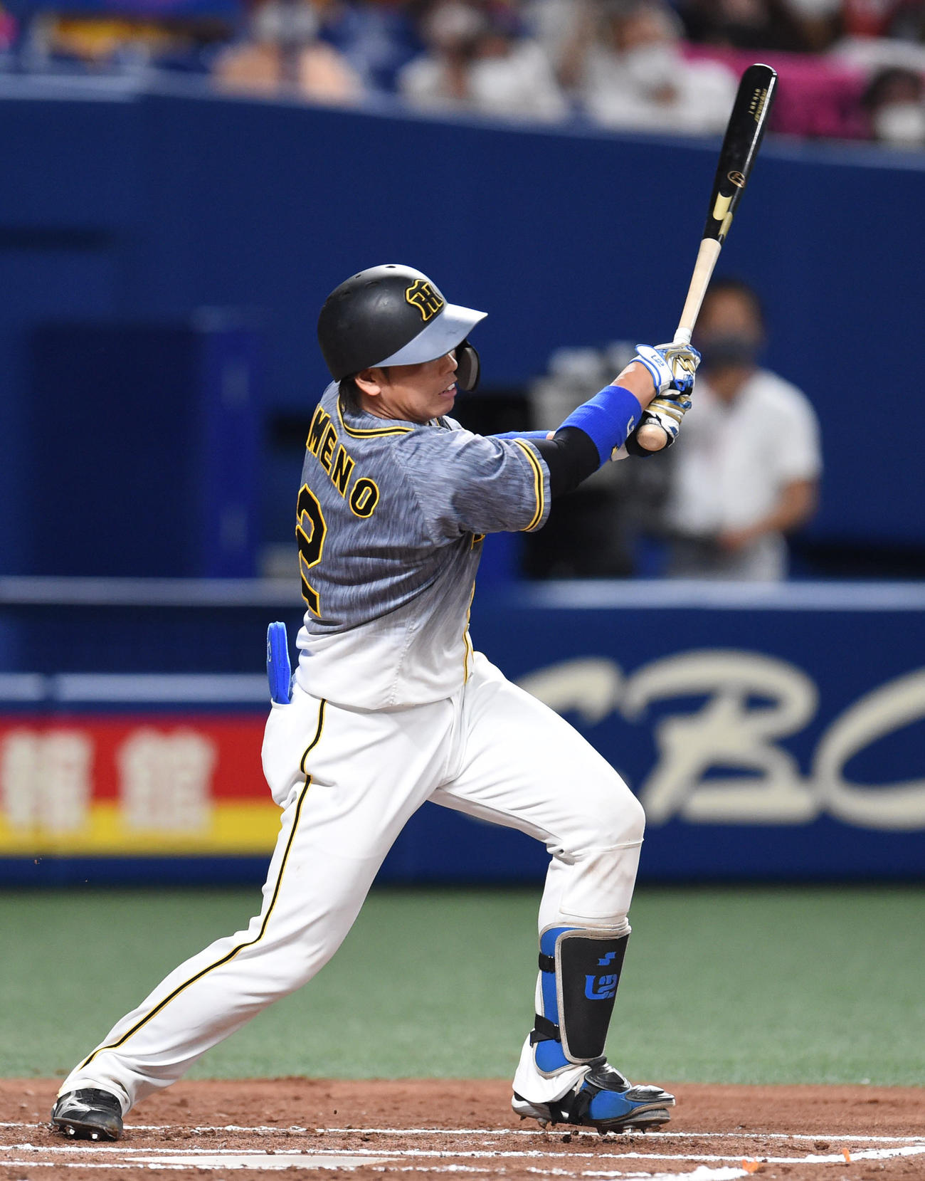 中日対阪神　2回表阪神1死一、三塁、梅野は中前適時打を放つ（撮影・森本幸一）