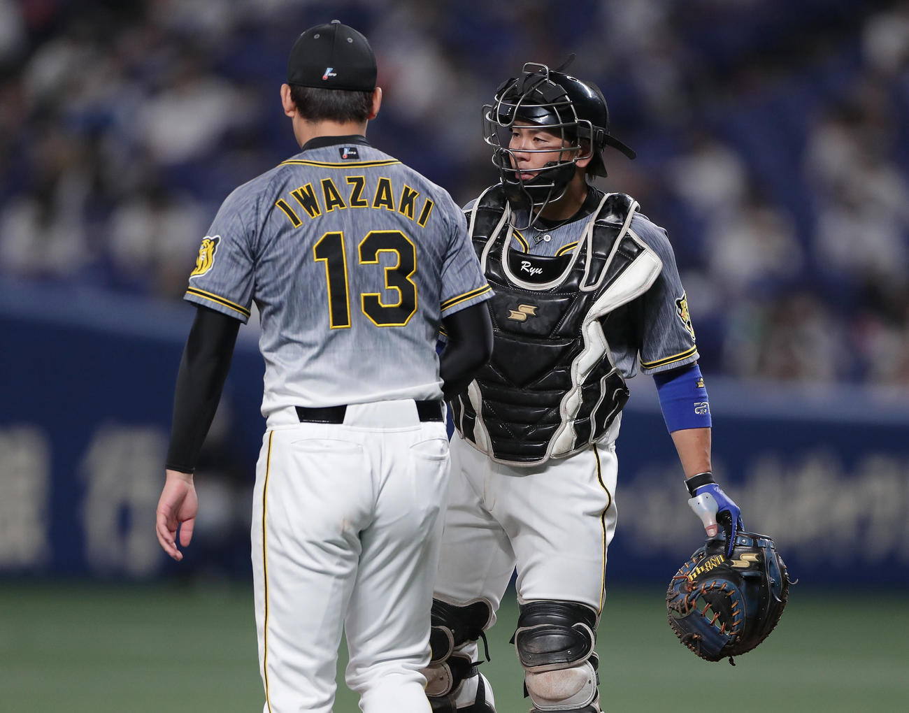 中日対阪神　8回裏、阪神2番手で登板する岩崎（左）をマウンドで迎え、声を掛ける梅野（撮影・前田充）