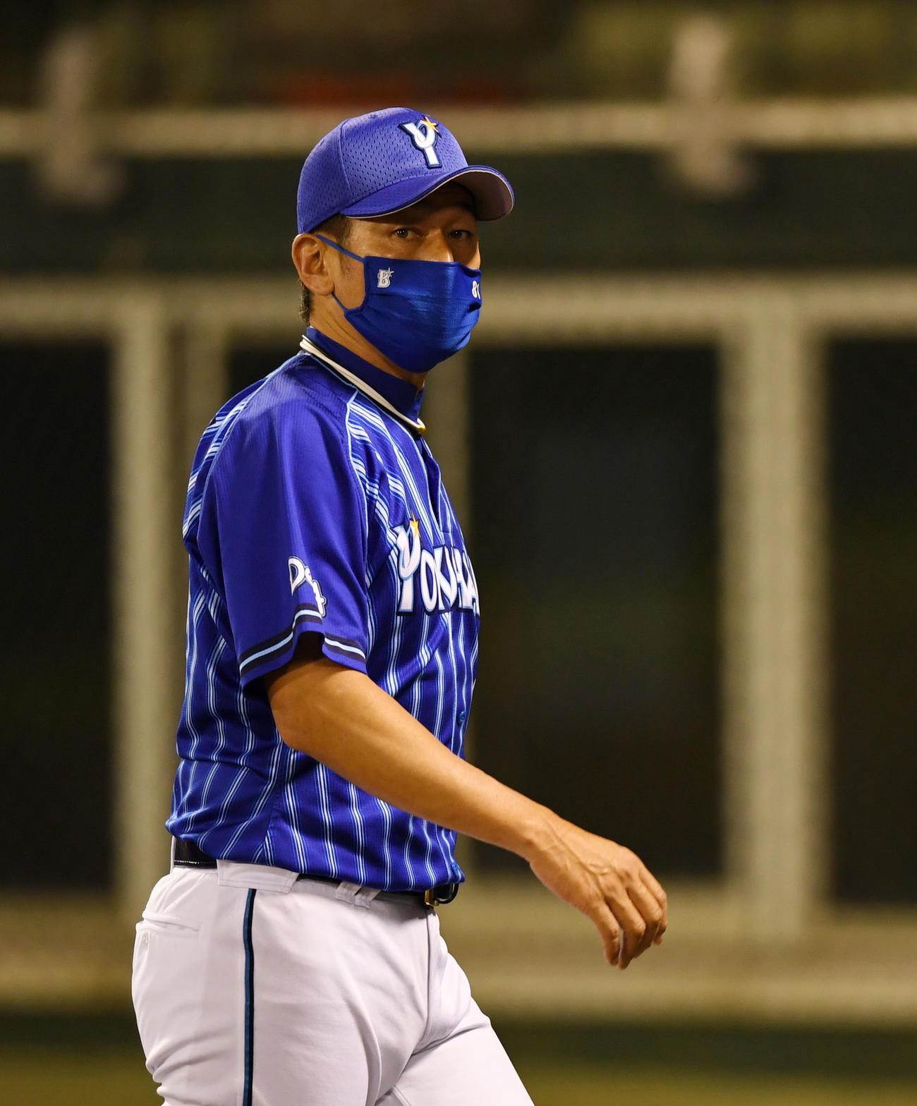 巨人対DeNA 7回表を終え、選手交代を告げるDeNA三浦監督（撮影・横山健太）