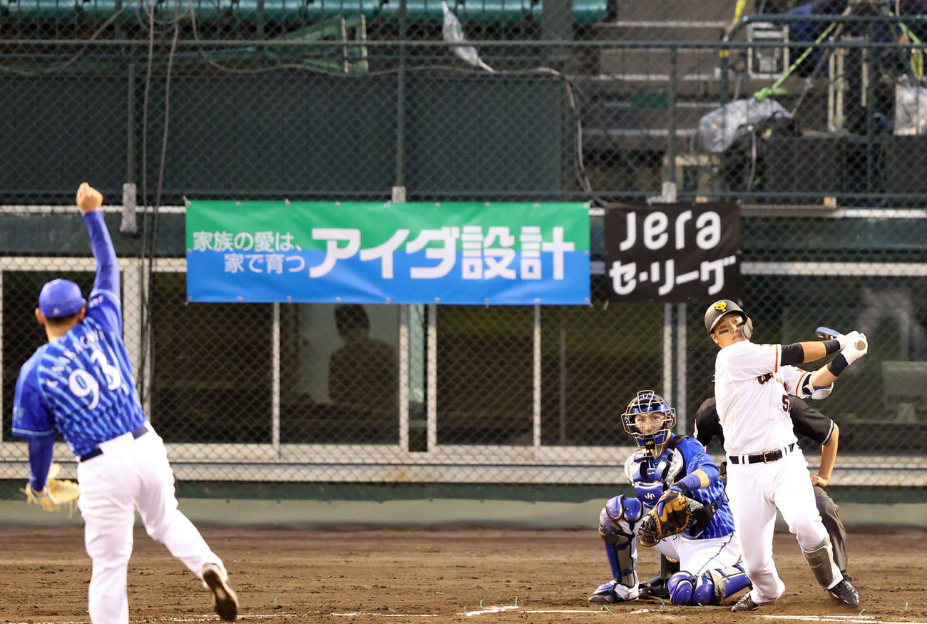 巨人対DeNA 4回裏巨人1死一、二塁、3点本塁打を放つ北村。投手中川（撮影・狩俣裕三）