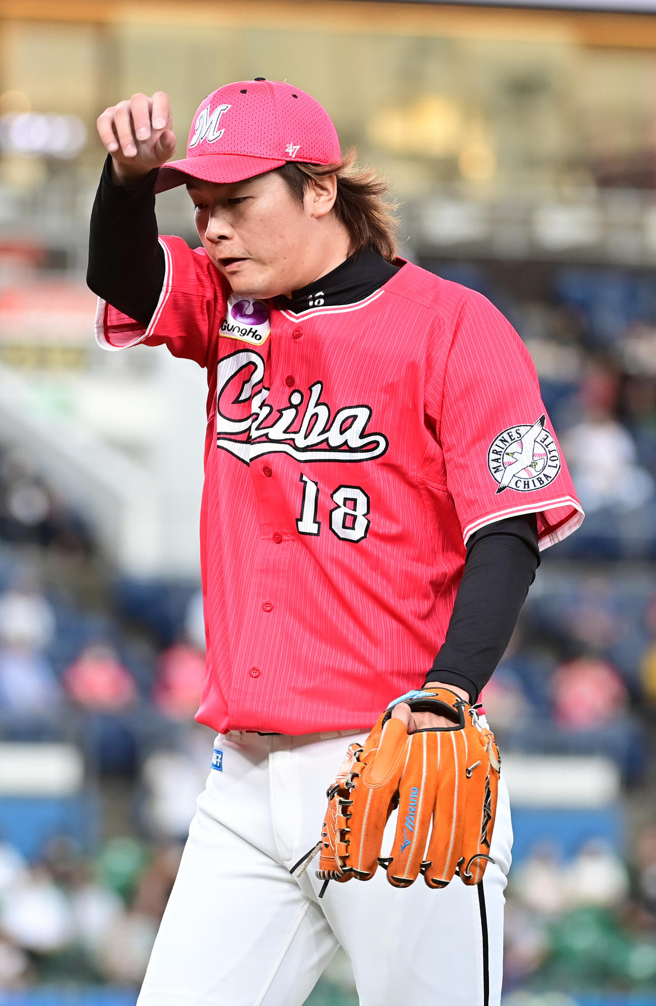 ロッテ対ソフトバンク　3回の投球を終え引き揚げるロッテ先発の二木（撮影・小沢裕）