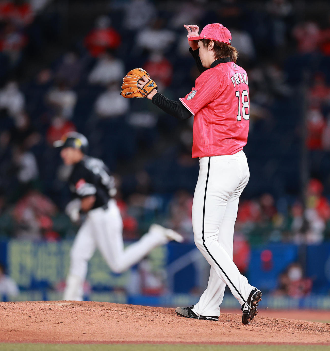 ロッテ対ソフトバンク　7回表ソフトバンク2死二塁、柳田（奥）に右越え2点本塁打を許す二木（撮影・野上伸悟）