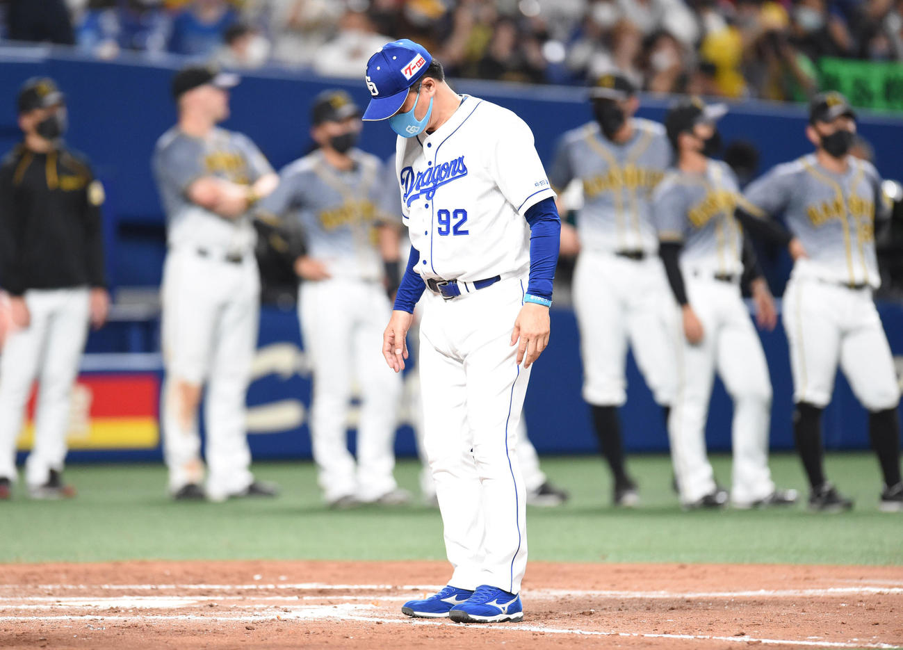 中日対阪神　試合終了、整列する与田監督（撮影・森本幸一）