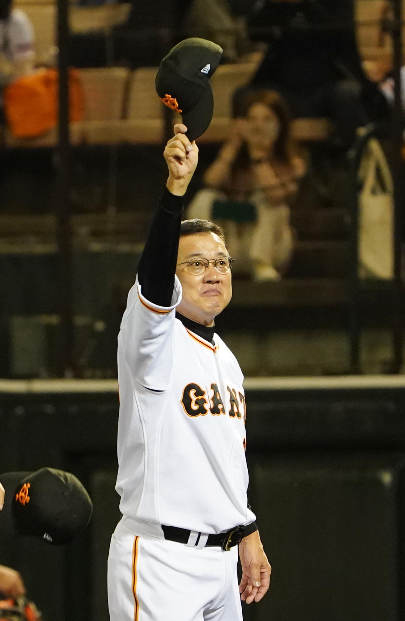 巨人対DeNA　ファンの声援に応える巨人原監督（撮影・横山健太）