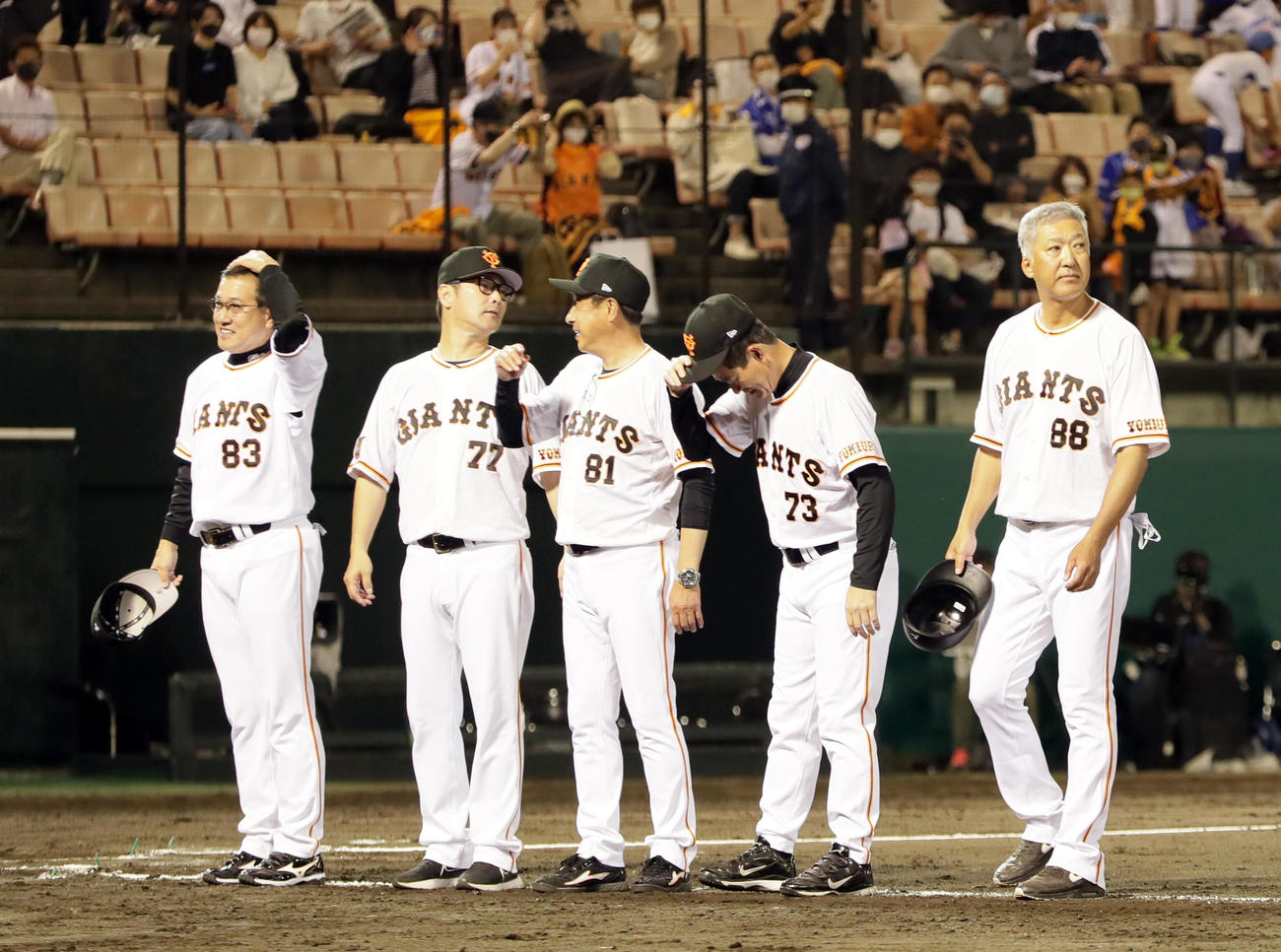 巨人対DeNA　勝利し笑顔を見せる巨人原監督（左端）ら（撮影・足立雅史）