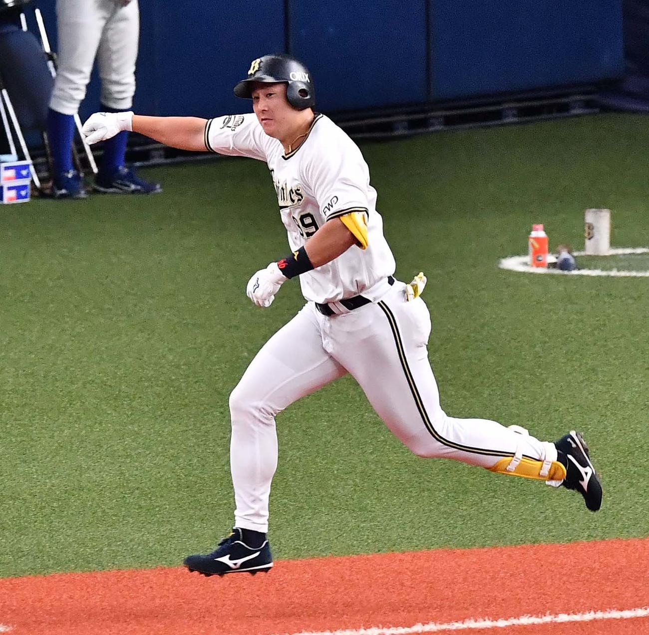 オリックス対日本ハム　8回裏オリックス無死二塁、中前に適時打を放ちガッツポーズする杉本裕太郎（撮影・上田博志）