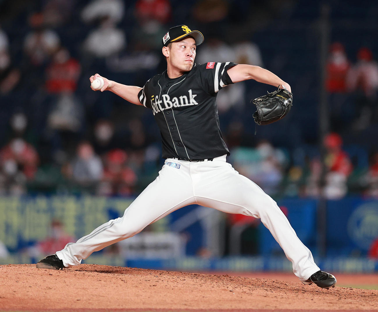 ロッテ対ソフトバンク　力投するソフトバンク岩崎（撮影・野上伸悟）
