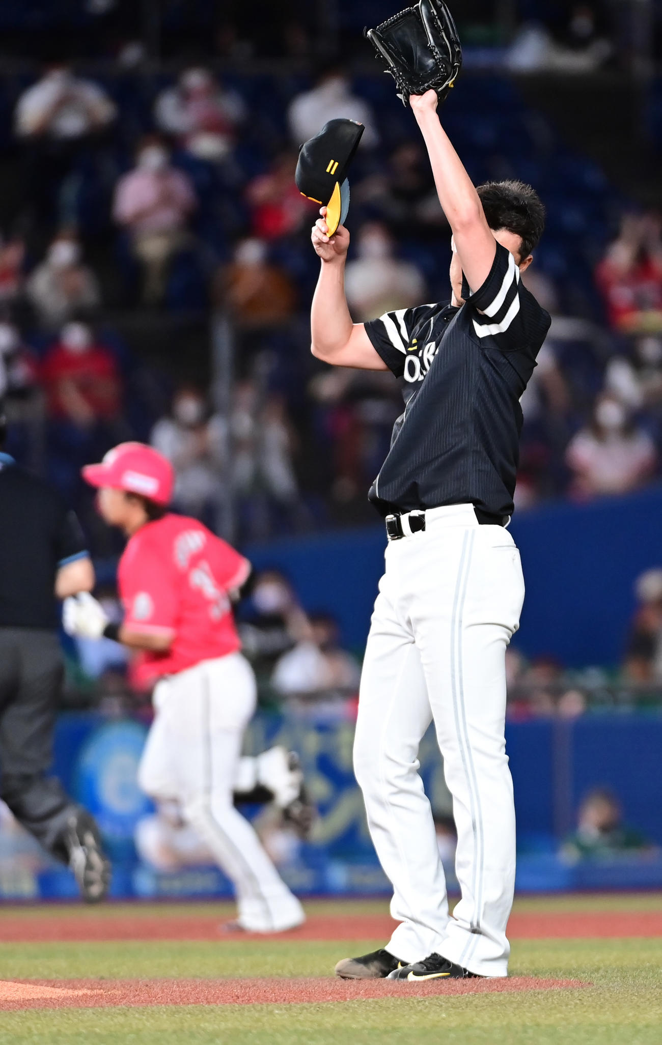 ロッテ対ソフトバンク　9回裏ロッテ2死、ソフトバンク4番手で登板した岩崎は代打菅野（左）に右越えのソロ本塁打を許す（撮影・小沢裕）