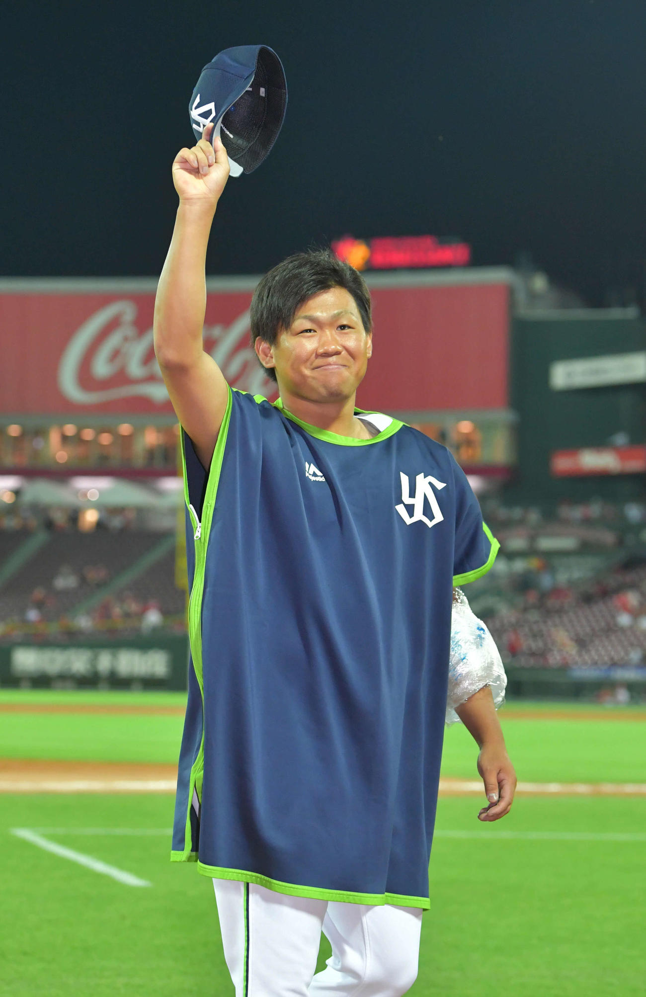 広島対ヤクルト　ファンの声援に応える田口