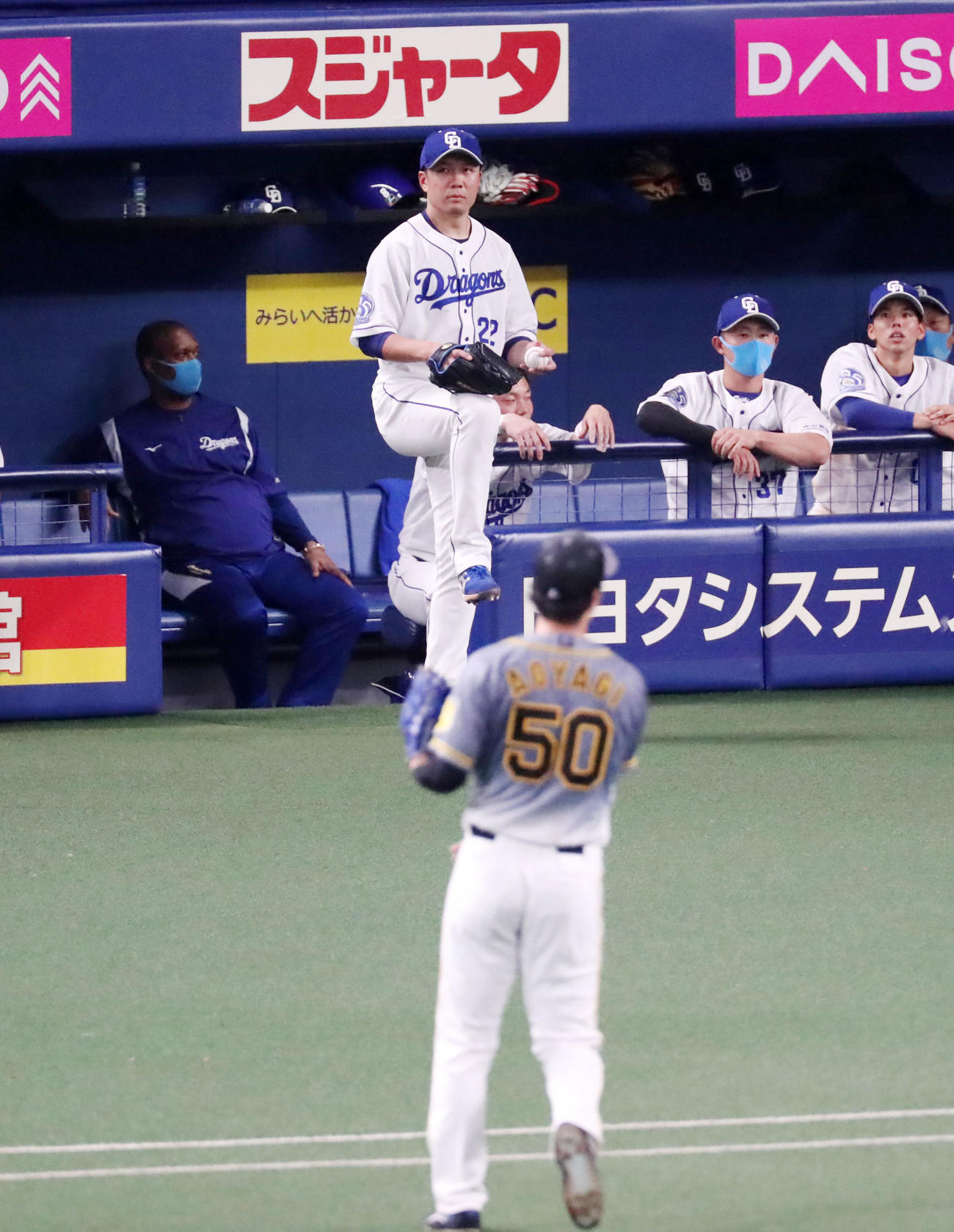中日対阪神　7回裏、ベンチ前でキャッチボールする大野は登板する阪神青柳を見る（撮影・加藤哉）