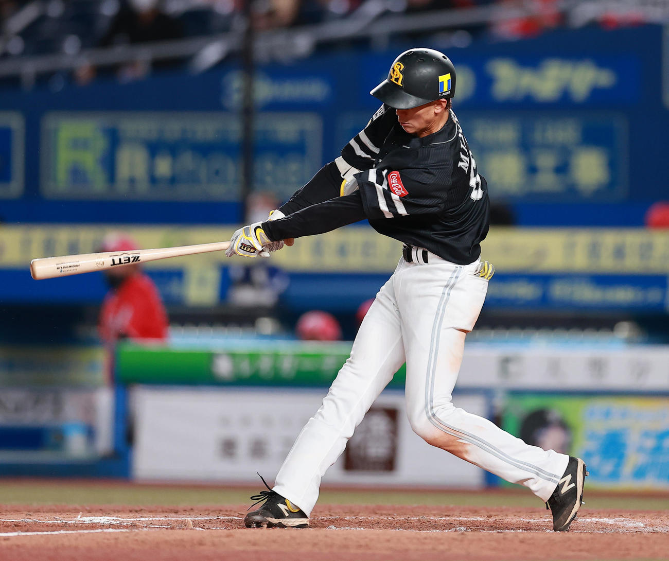 ロッテ対ソフトバンク　7回表ソフトバンク1死一塁、右二塁打を放つ三森（撮影・野上伸悟）
